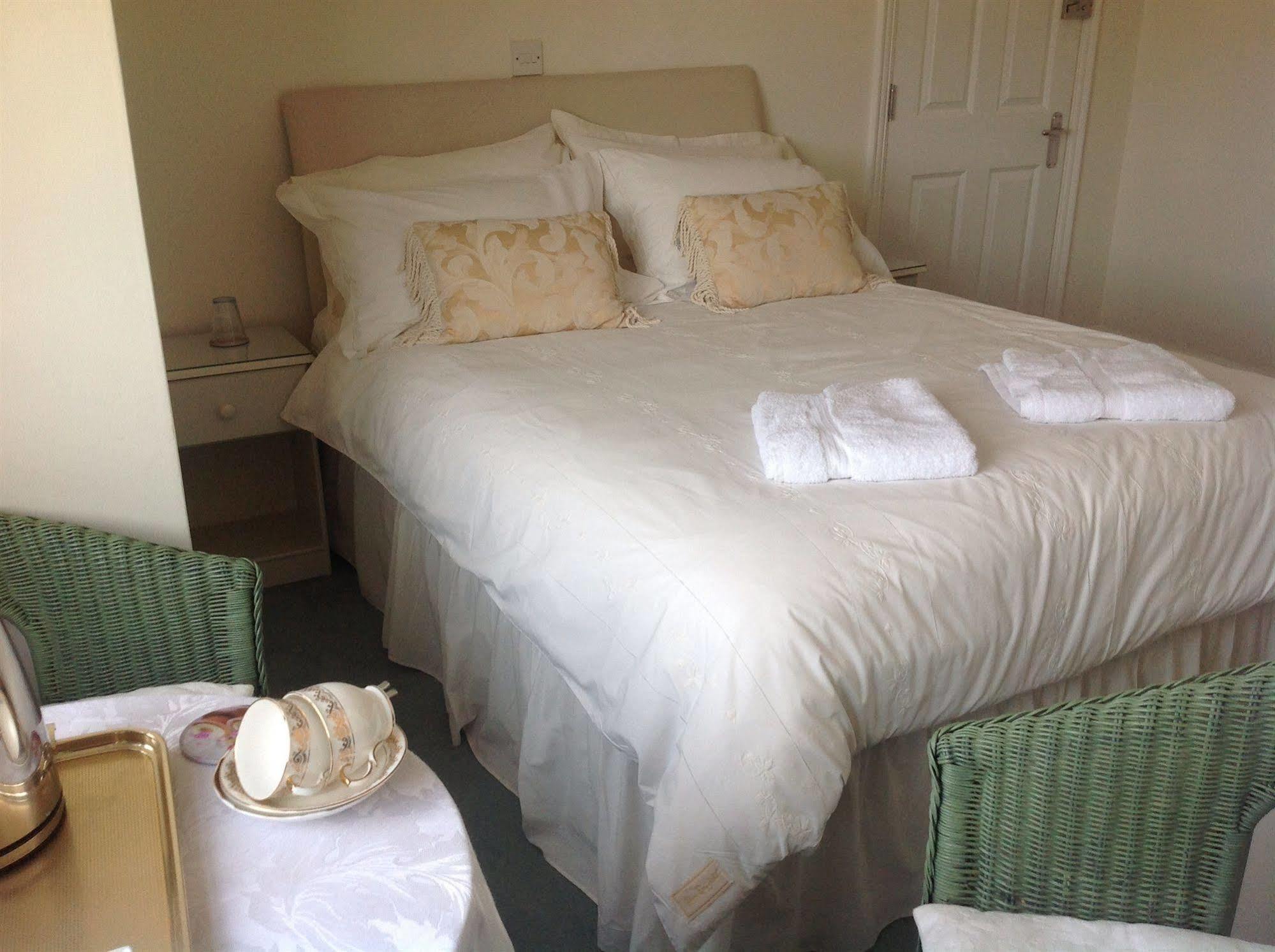 บาสเซ็ตเฮาส์ Bed & Breakfast อีสต์บอร์น ภายนอก รูปภาพ