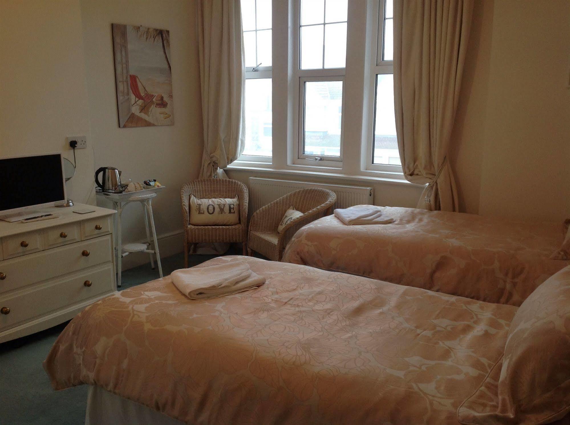 บาสเซ็ตเฮาส์ Bed & Breakfast อีสต์บอร์น ภายนอก รูปภาพ